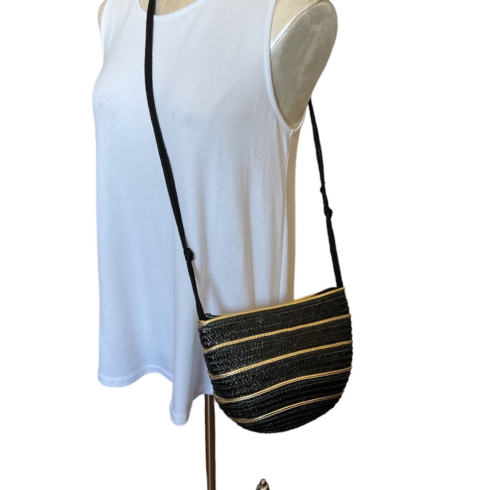 Crossbody handbag straw black and gold bucket style with zipper closure